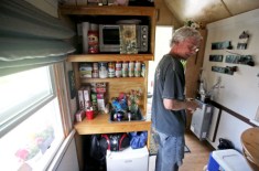 formerly-homeless-couple-living-simply-in-tiny-house-003-600x398